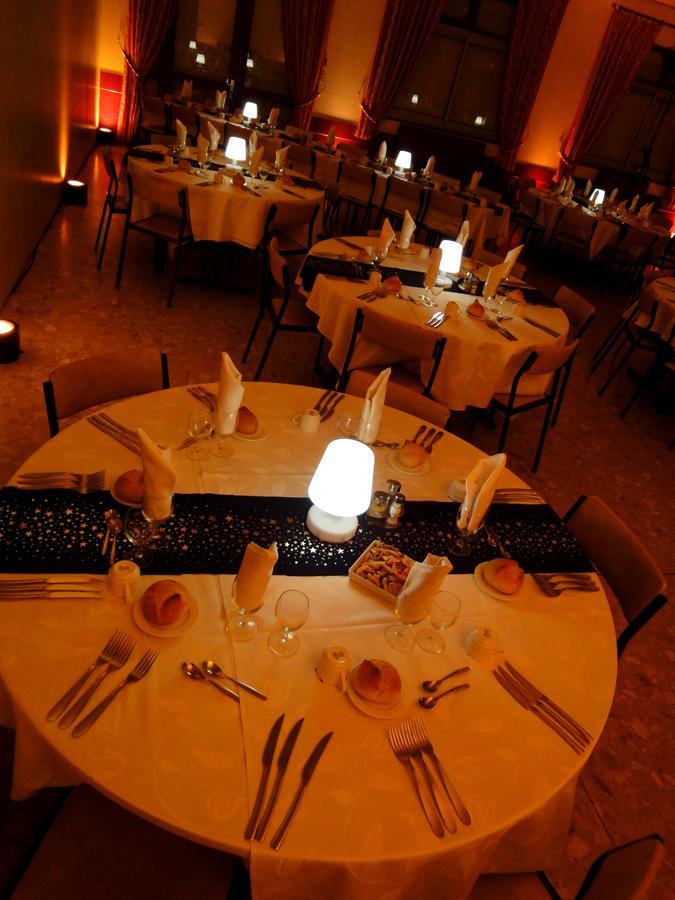 Hotel Restaurant La Grenouillere Vitré Dış mekan fotoğraf